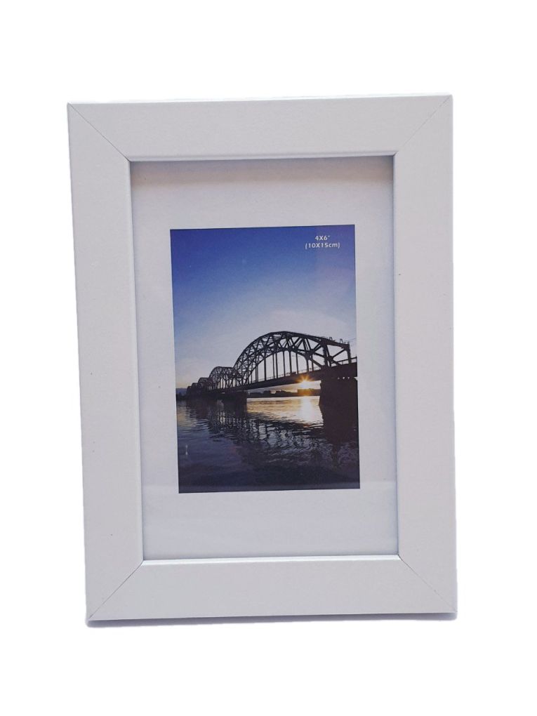 Рамка за снимка - дървена - бяла - 10 x 15 см.