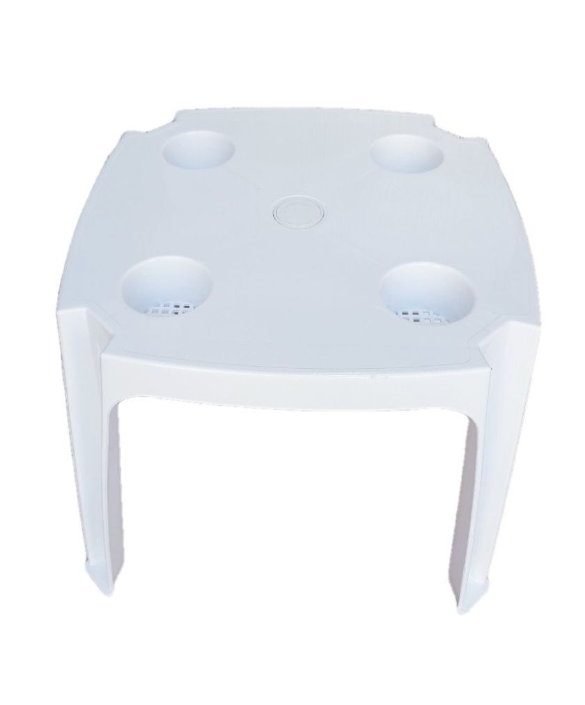 Пластмасова маса - поставки за чаши