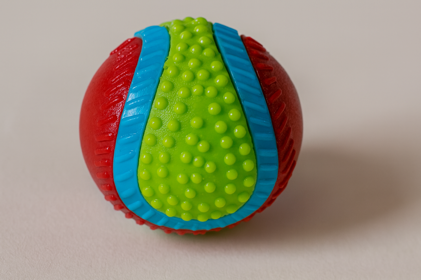 Гумена играчка - топка с аромат на говеждо