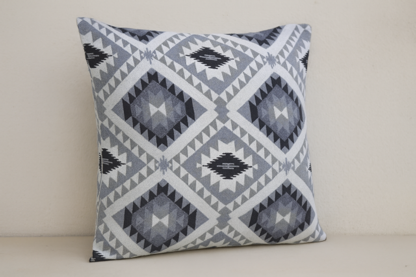 Възглавница за диван - Aztec (черно-бяла)