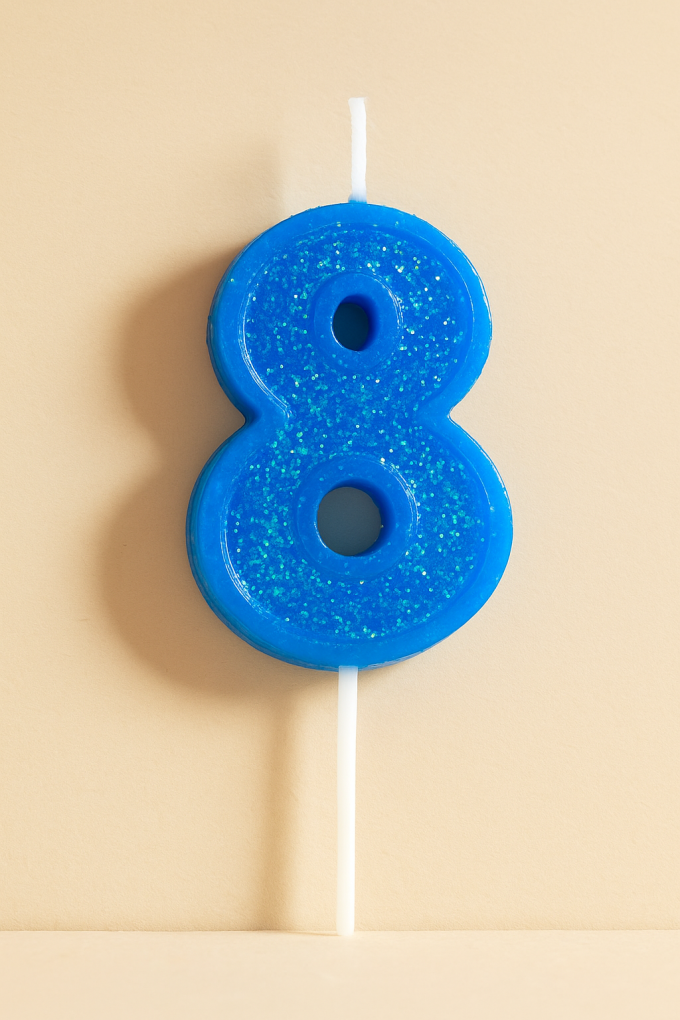 Свещ за торта - цифра 8 - синя - брокат