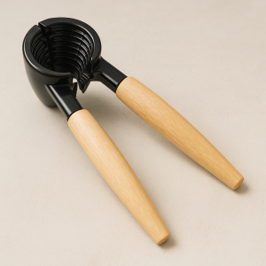 Метална ръчна орехотрошачка с дървени дръжки - 18 см.