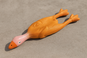 Изграчка за куче - кокошка / патица със звук