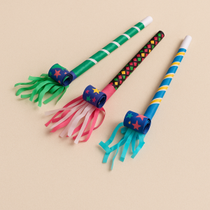 Парти свирки - цветни - с ресни - 12 бр.