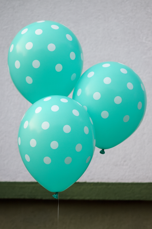 Парти балони - мента - бели точки - 23 см. - 10 бр.