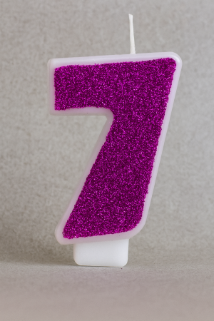 Свещ за торта - цифра 7 - лилава - брокат