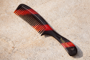 Гребен за коса - червен - с дръжка - 21 см.